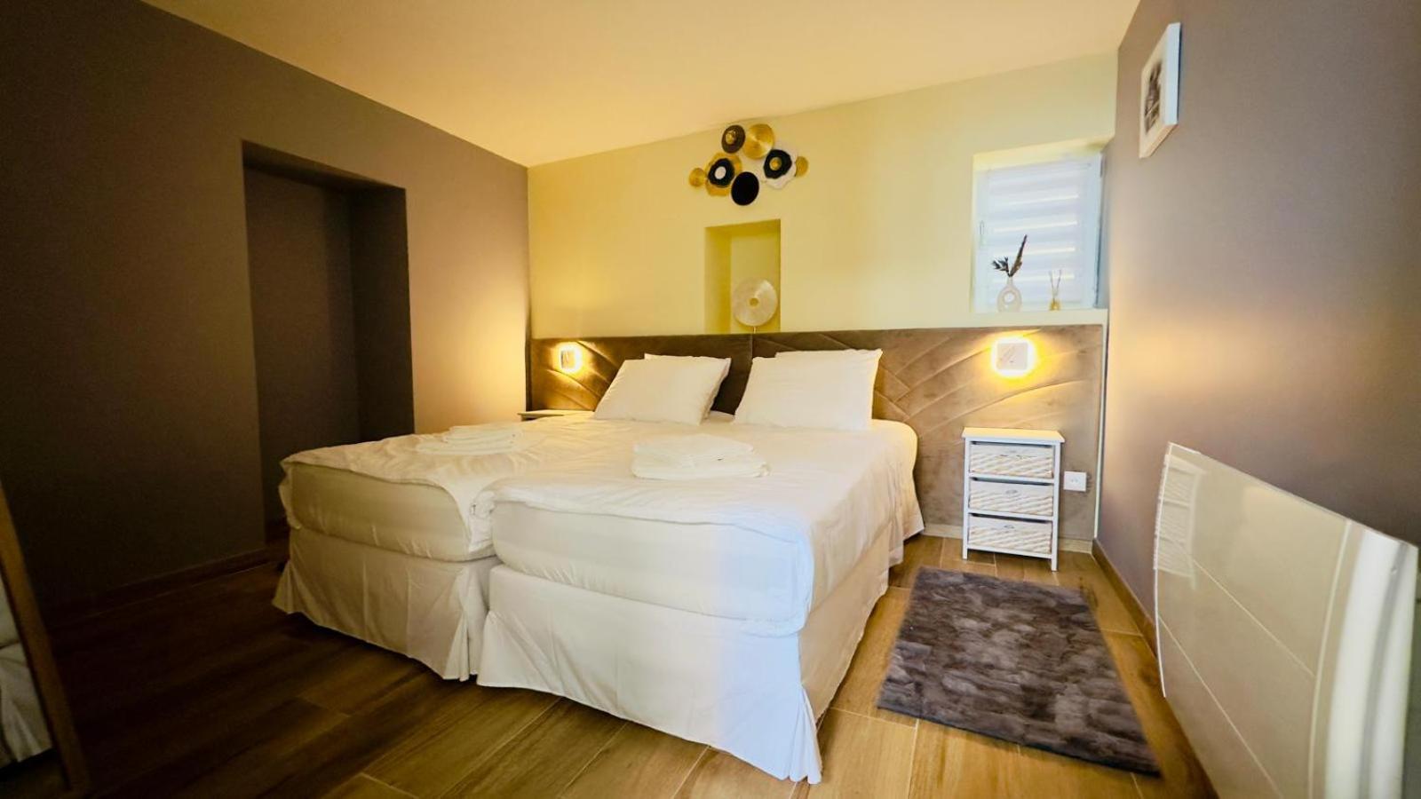 Appartement Cosy A Reminiac Bagian luar foto